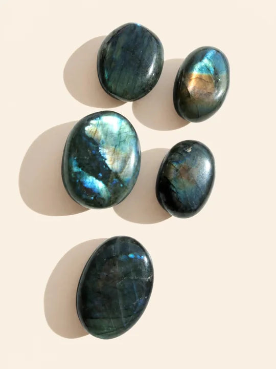 Palm Stone Labradorite — 40 g · da 4 cm
