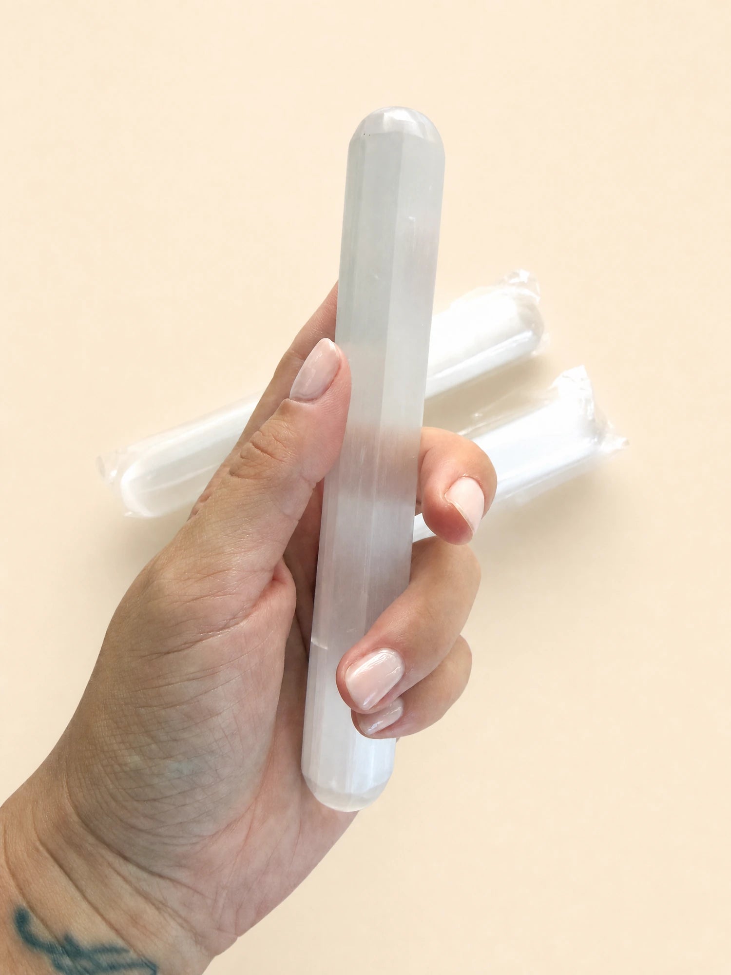 Selenite Stick — 115 g · circa 16 × 2,5 cm